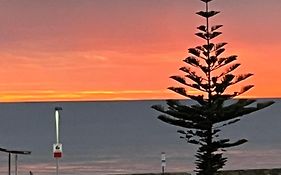 Moana Seaside Retreat - 2 Bedroom, Spa , Living Area & Pet Friendly